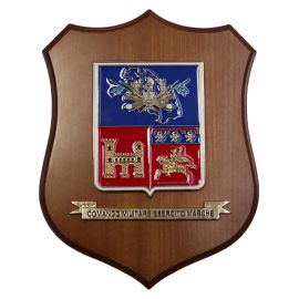 CREST IN METALLO SMALTATO BASE LEGNO 22,5X17,5CM 1 RGT TRASMISSIONI