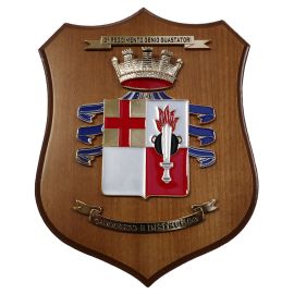 CREST IN METALLO SMALTATO BASE LEGNO 22,5X17,5CM 3 RGT GENIO GUASTATORI